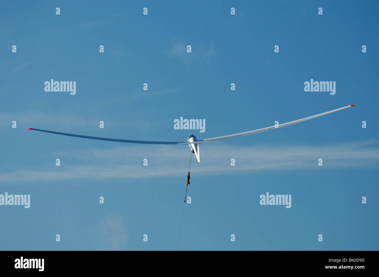 ASH-25 Segelflugzeug ausziehen in der Stille mit einer Winde auf Challes Les Eaux Flugplatz - Savoy - Frankreich Stockfoto