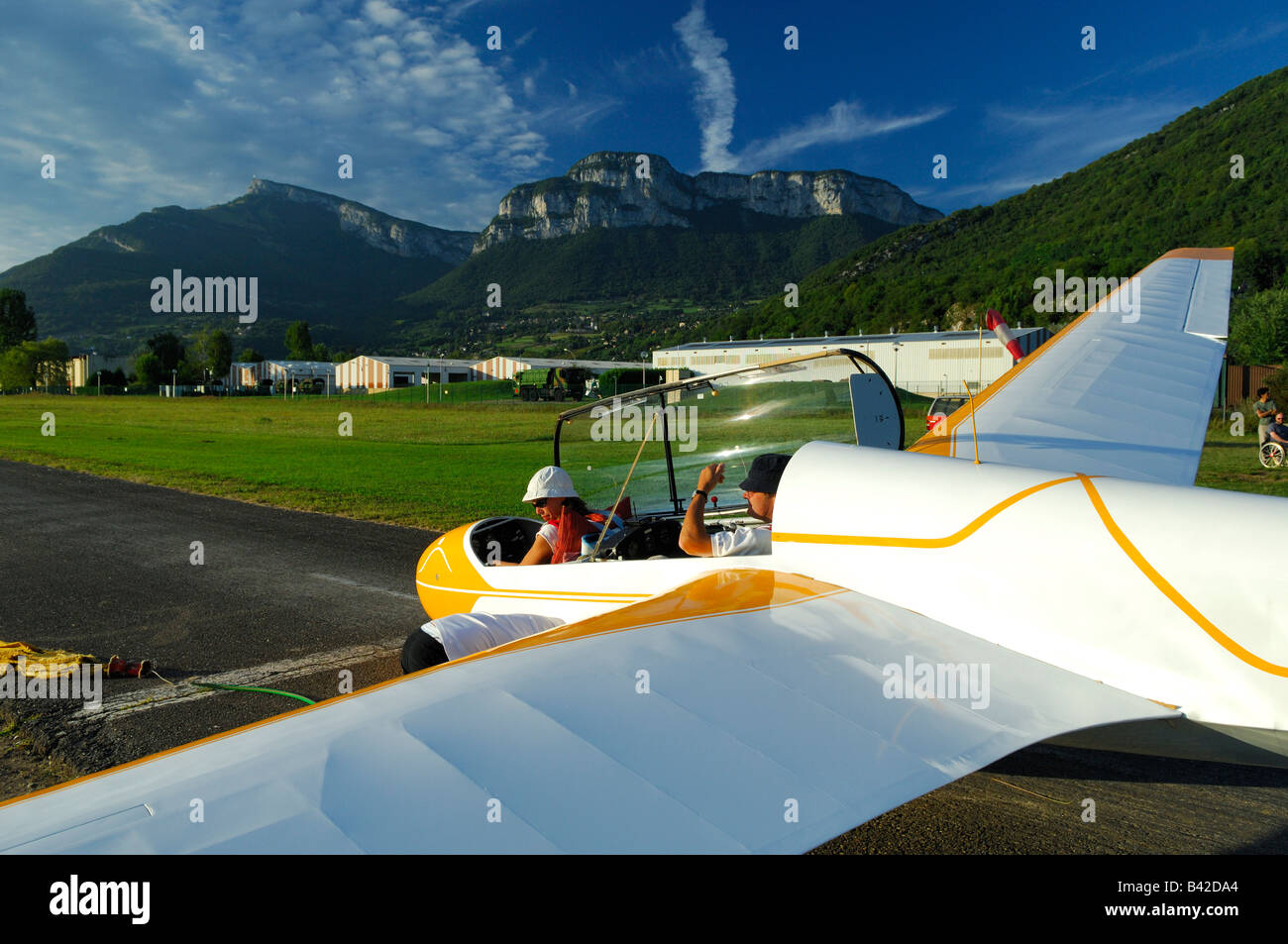 Ein Trainer Segelflugzeug ASK-13 bereit zum Abheben mit Trägersystem am Start-und Landebahn Flugplatz - Frankreich Stockfoto