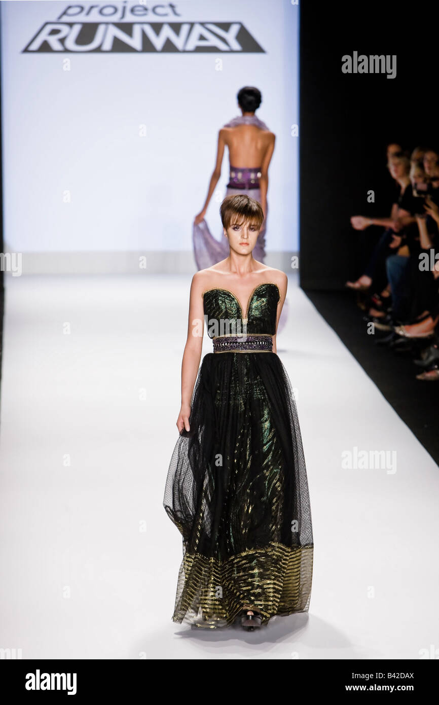 12. September 2008 – New York, USA: ein Model präsentiert eine Outfit von Project Runway Jerrell Scott bei der New York Fashion Week. Stockfoto