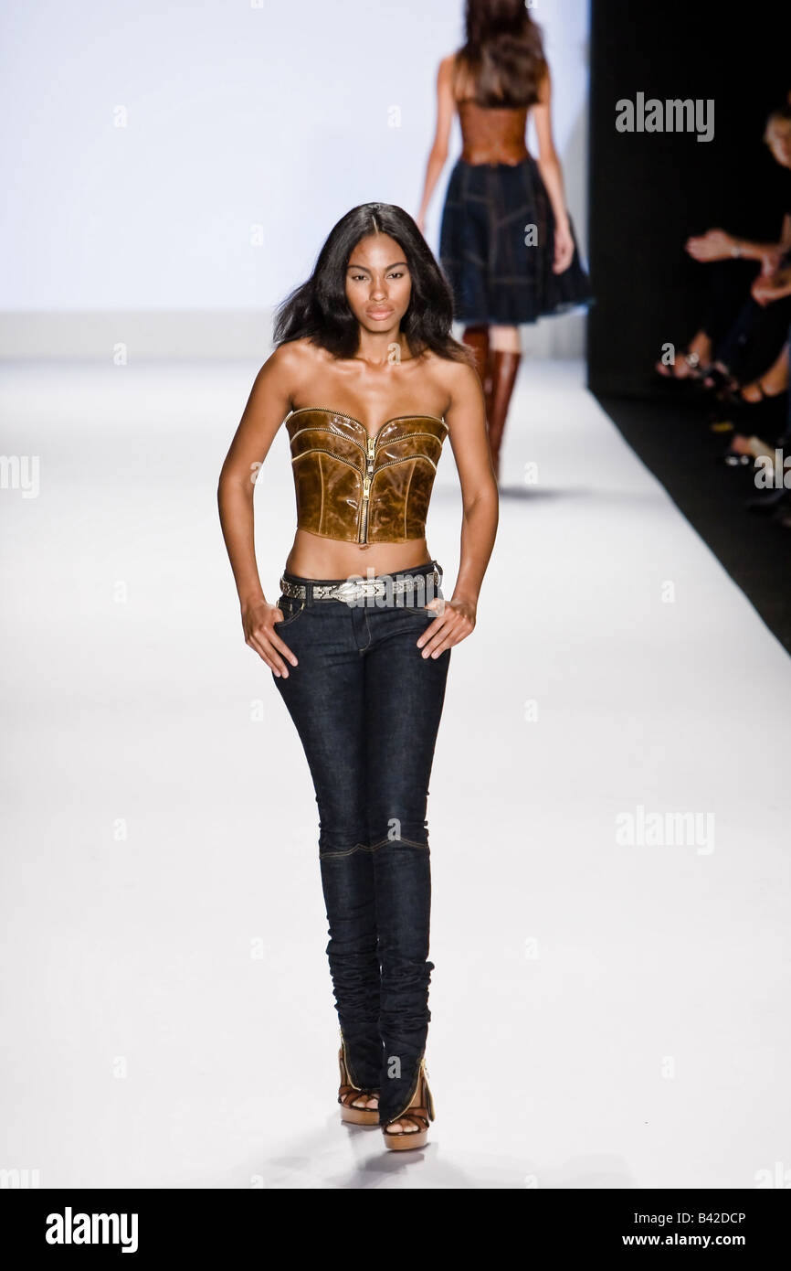 12. September 2008 — New York, USA: ein Model präsentiert eine Outfit von Project Runway Teilnehmer Joe Faris auf der New York Fashion Week. Stockfoto