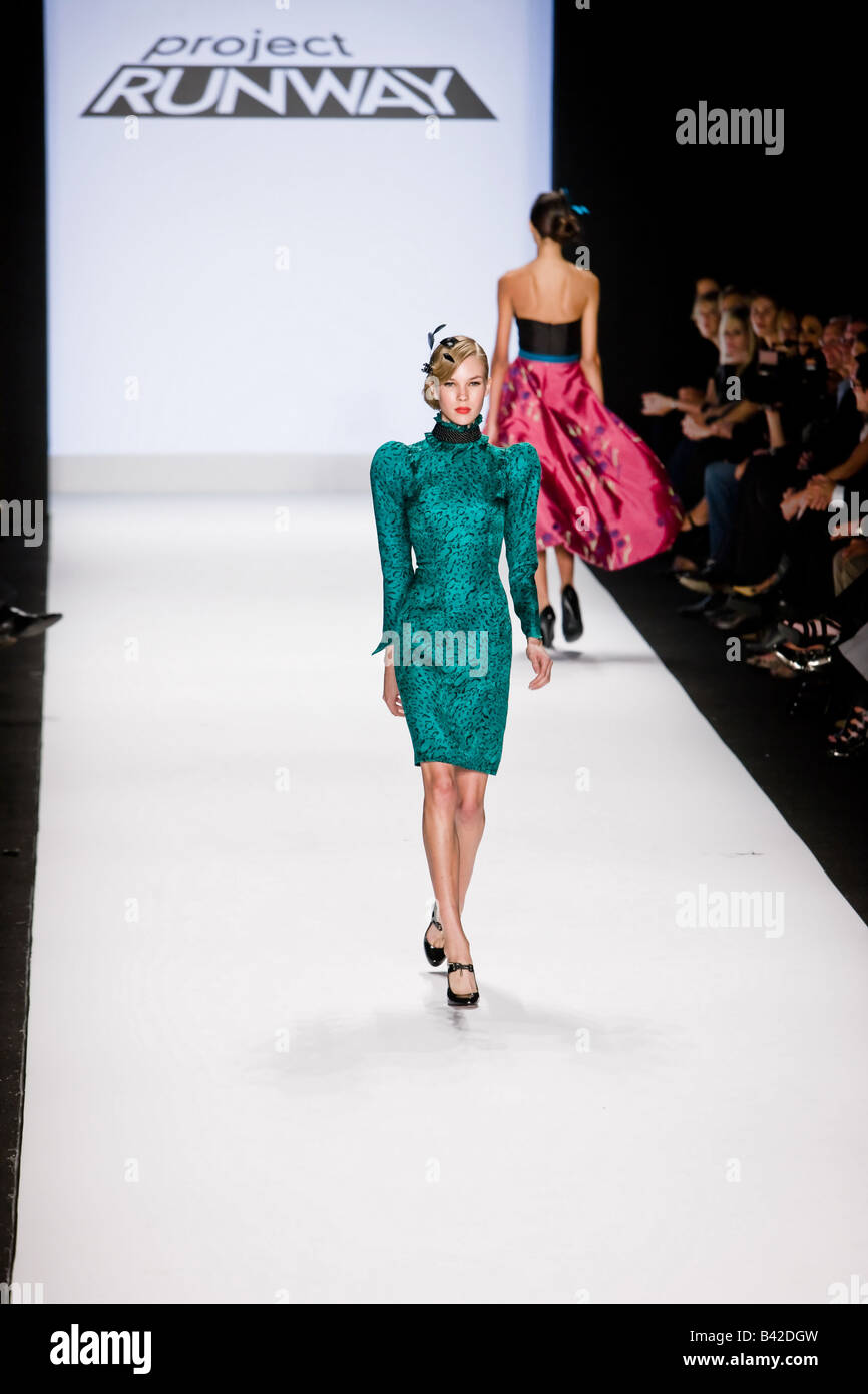 12. September 2008 — New York, USA: ein Model präsentiert eine Outfit von Project Runway Kenley Collins bei der New York Fashion Week. Stockfoto