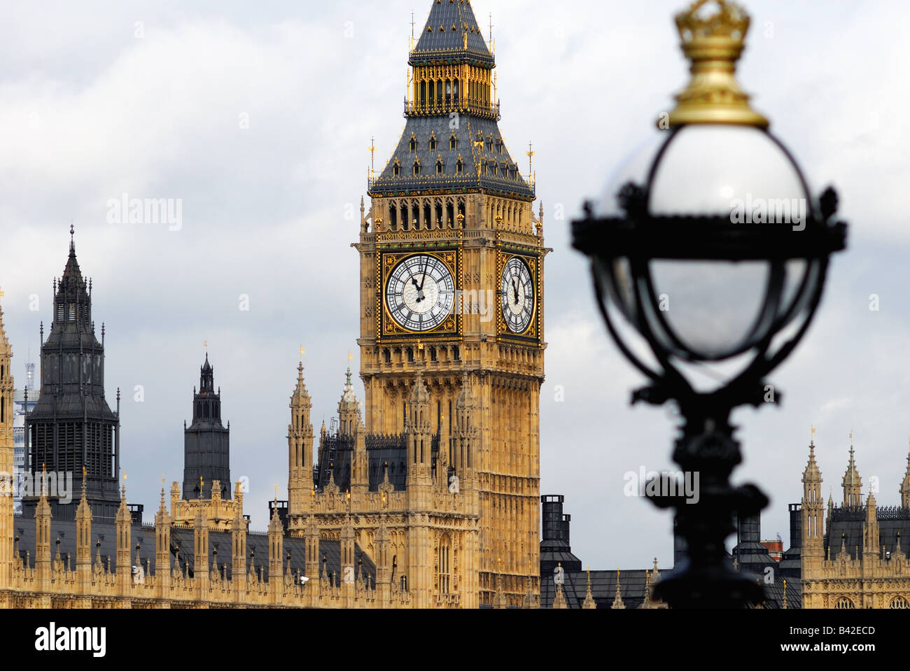 Big Ben und traditionellen verzierten Laternenpfahl, London UK Stockfoto
