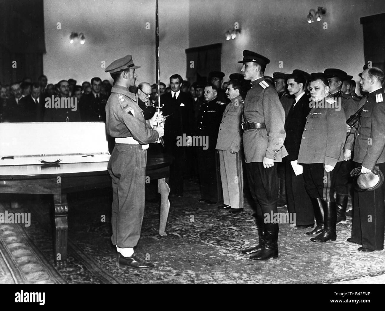 Veranstaltungen, Zweiter Weltkrieg/zweiter Weltkrieg, Konferenzen, Teheran-Konferenz, 28.11.1943 - 1.12.1943, Präsentation des Schwerts von 'Stalingrad' vor den Russen, Premierminister Winston Churchill, der das Zitat liest, 29.11.1943, Stockfoto