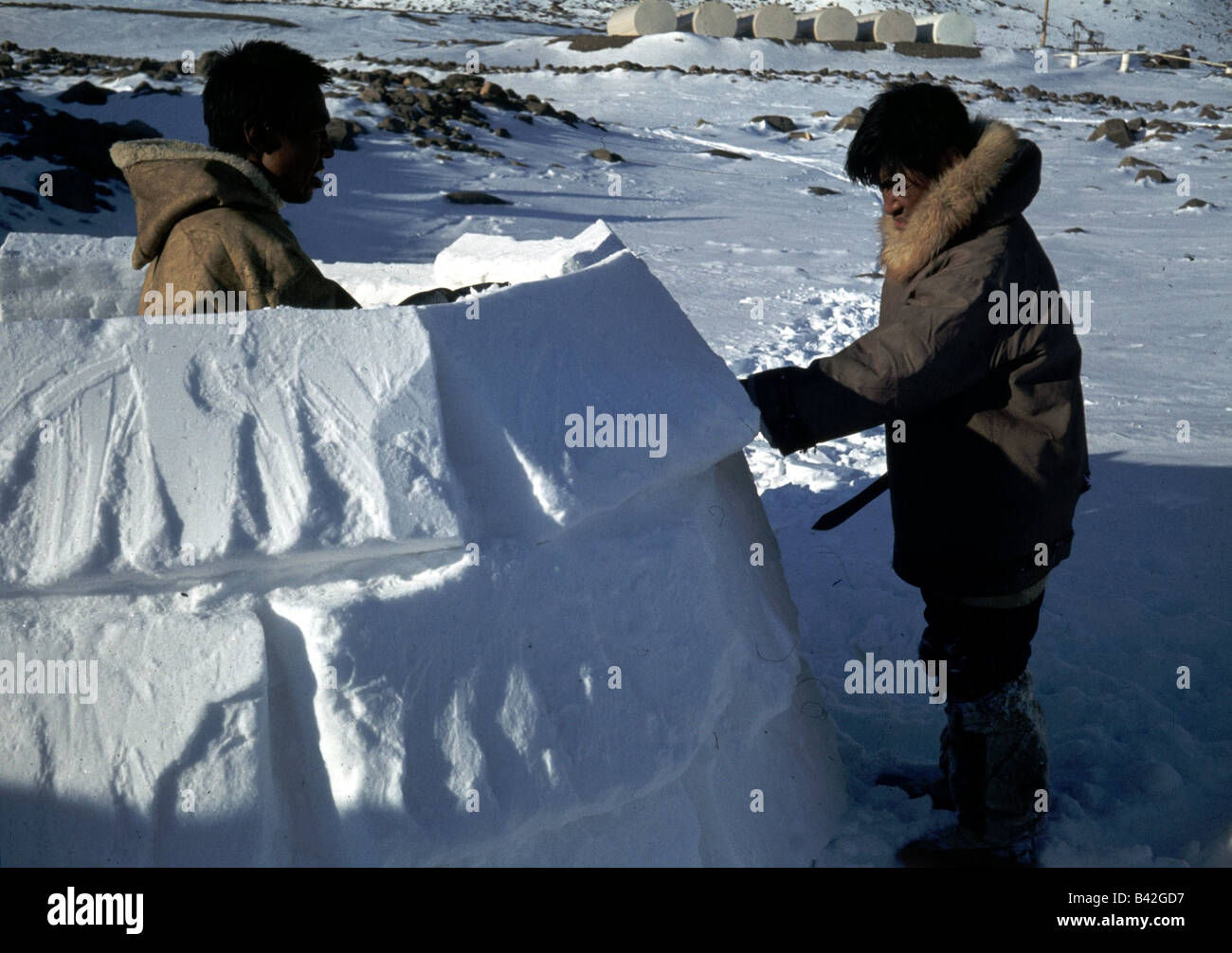 Geographie/Reise, Nordpol, Fjord Grise, Eskimos, die ein Iglu bauen, 1979, Stockfoto