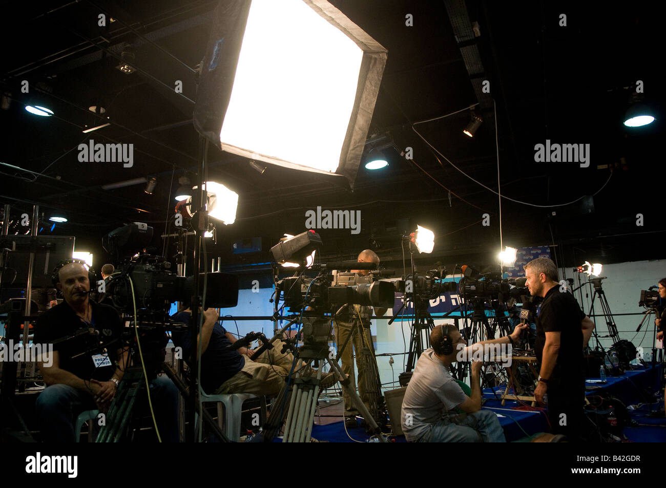 TV-Reporter berichtet auf einer Pressekonferenz, Israel Stockfoto