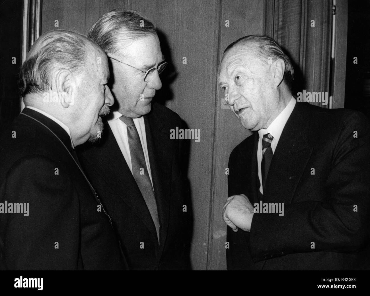 Dibelius, Friedrich Karl Otto, 15.5.1880 - 31.1.1967, deutscher Theologe, Bischof, mit Dr. Heinrich Krone und Konrad Adenauer, 1960, halbe Länge, Stockfoto
