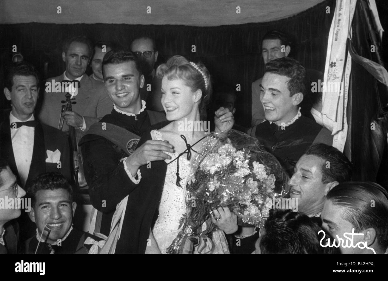 Schneider, Romy, 23.9.1938 - 29.5.1982, deutsche Schauspielerin, halbe Länge, mit spanischen Studenten, Madrid, ca. 1957, Stockfoto