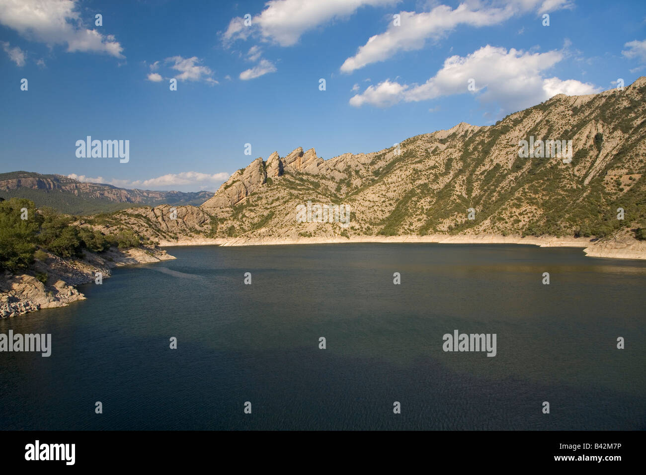 Wasser-Reservoir in den Pyrenäen von Spanien in der Nähe von La Seu D'urgell, (Sa Seu d'Urell) in Katalonien, Spanien Stockfoto