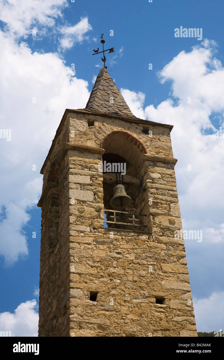 Alten Kirchturm und Blue sky in den Pyrenäen, in der Nähe von La Seu Urgell, Cataluna und Ansovell, Provinz Lleida, aus Stockfoto