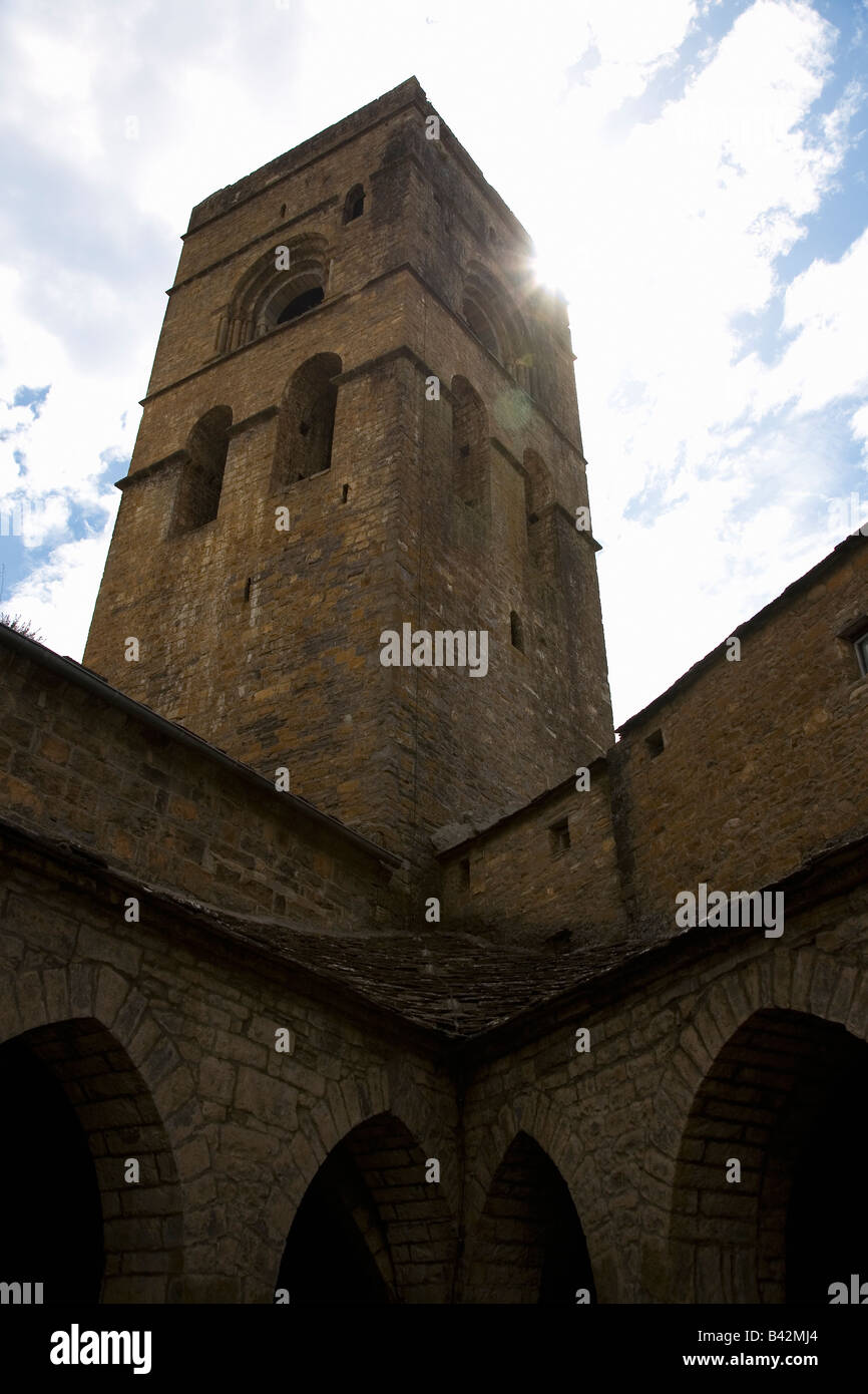 Turm der Kirche an der Plaza Mayor in Ainsa, Huesca, Spanien in den Pyrenäen, einer alten ummauerten Stadt mit Blick auf Hügel Cinca und Stockfoto