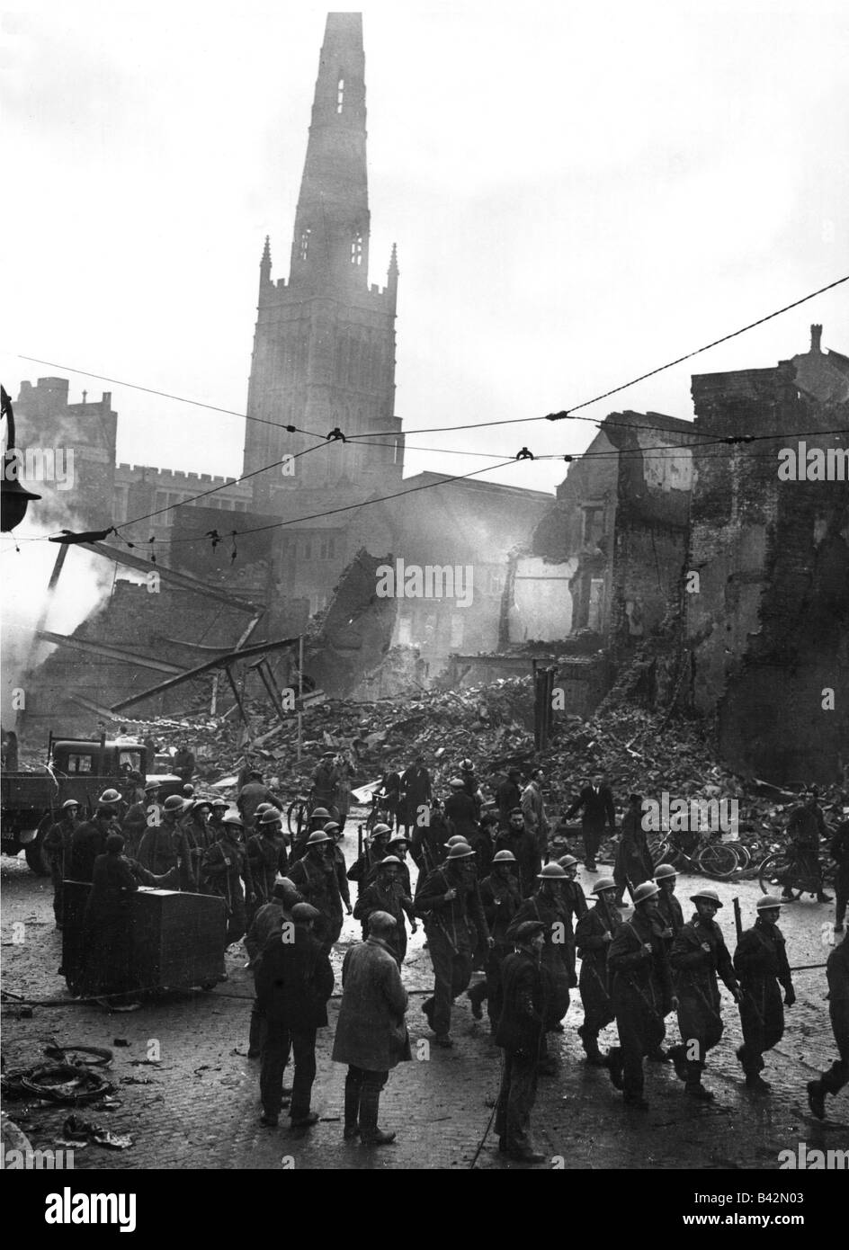 Ereignisse, Zweiter Weltkrieg/Zweiter Weltkrieg, Luftkrieg, England, deutscher luftangriff auf Coventry, 14./15.11.1940, britische Soldaten vor einem zerstörten Gebäude, im Hintergrund die Holy Trinity Church, Stockfoto