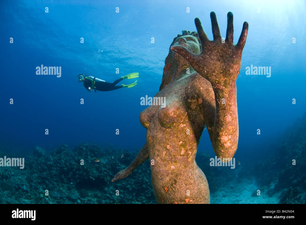 Meerjungfrau-Skulptur und Taucher Grand Cayman Karibik-Cayman-Inseln Stockfoto