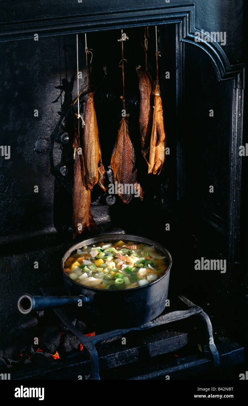Geräucherter Hering und Gemüse Suppe Stockfoto