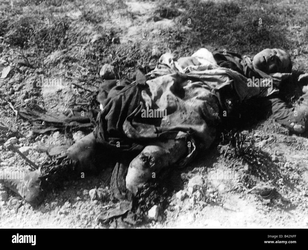 Ereignisse, Zweiter Weltkrieg/zweiter Weltkrieg, Russland 1941, Kolonne der Sowjetunion nach dem deutschen luftangriff zwischen Bialystok und Vaukavysk, verstümmelter Toter einer Frau, Juli 1941, Stockfoto