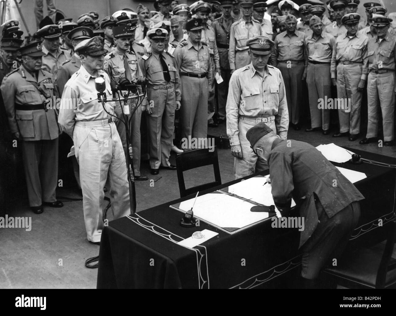 Ereignisse, Zweiter Weltkrieg/zweiter Weltkrieg, Japan, Kapitulation, japanischer General Umezo Yoshijiro unterzeichnet japanisches Kapitulationsinstrument an Bord der "USS Missouri", Tokyo Bay, 2.9.1945, Stockfoto