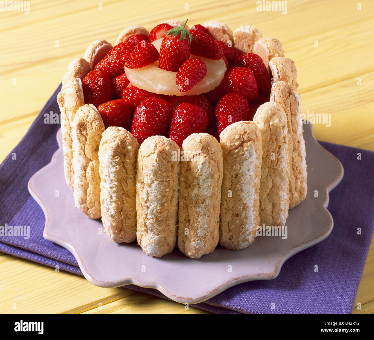 Die tulpenförmige Charlotte mit Erdbeeren dekorieren Stockfoto