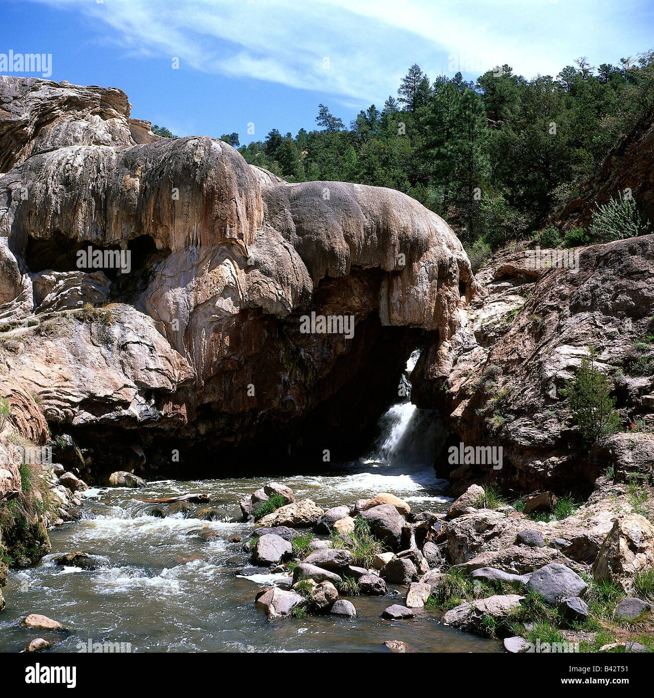 Geographie / Reisen, USA, New Mexico, Jemez Springs, Soda-Staudamm am Fluss Jemez kleiner Wasserfall, Nordamerika, Landschaft, CEA Stockfoto