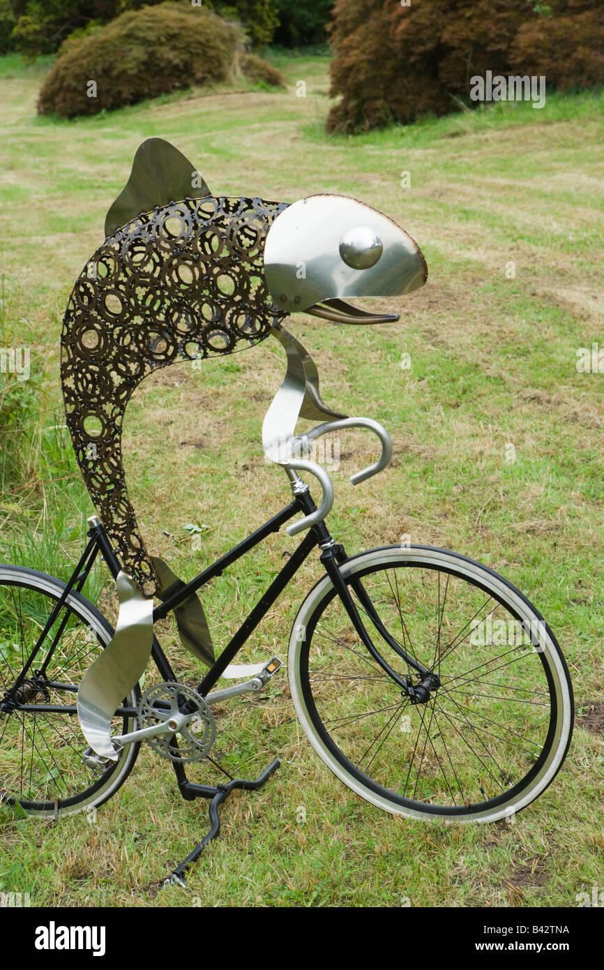 Skulptur eines Fisches auf einem Fahrrad. Stockfoto