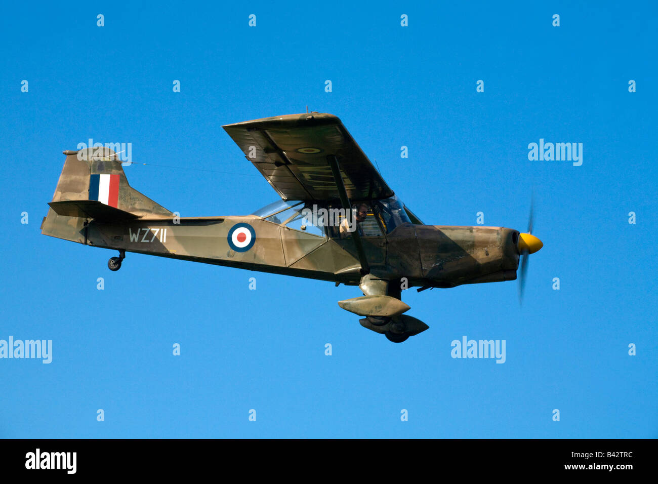 Auster Aufklärer AOP 9 fliegt über die Schlacht Re-enactment am Flugplatz Spanhoe, Northamptonshire Sept. 2008 Stockfoto