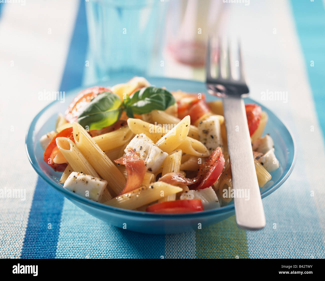 Penne, roher Schinken, Tomaten und Mozzarella-Salat Stockfoto