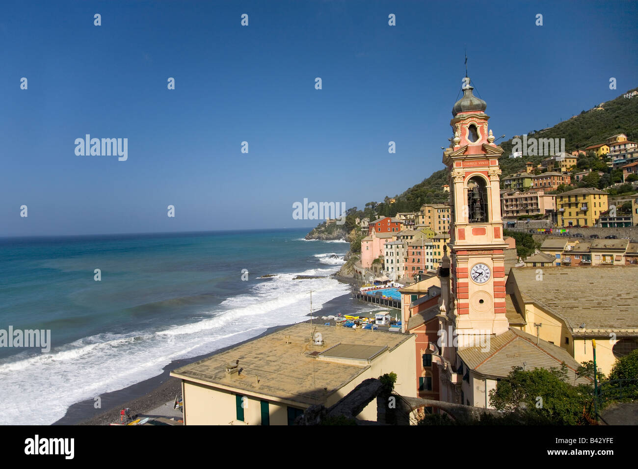 Turm der Kirche in Italien am Meer-Gemeinden in der Nähe von Santa Margarita, die italienische Riviera, Mittelmeer, Italien, Europa Stockfoto