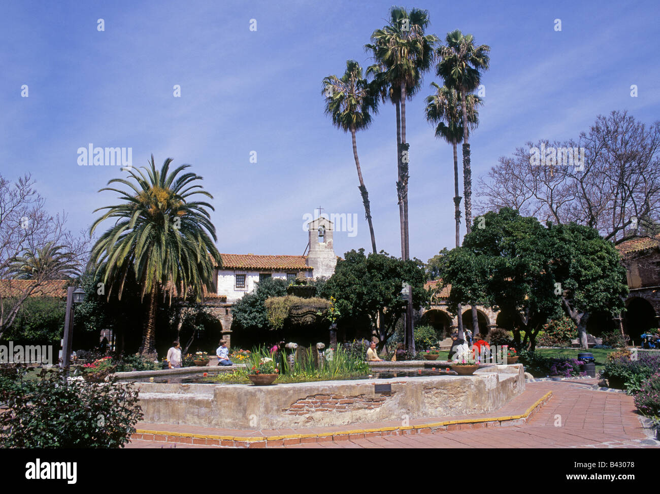 USA-Kalifornien A Blick auf den Garten der alten spanischen Mission San Juan Capistrano, wo die Schwalben wieder Stockfoto