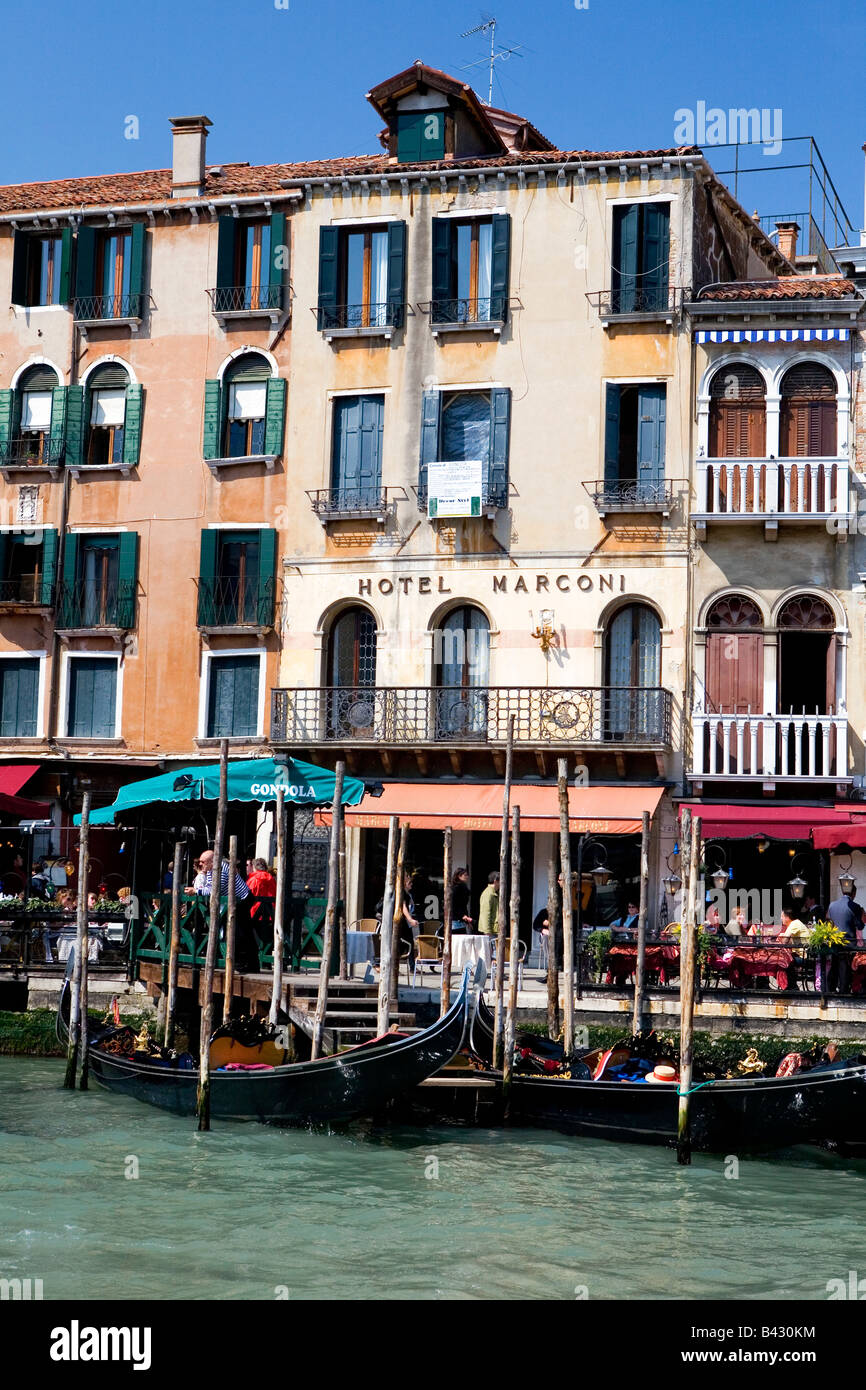 Hotel Marconi am Ufer des Canal grande mit Ankern Gondeln vor Venedig Italien Stockfoto