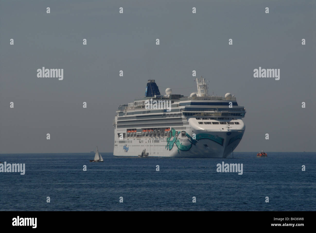 Norwegian Cruise Lines Norwegian Jade vor Anker Villefrance Frankreich Stockfoto