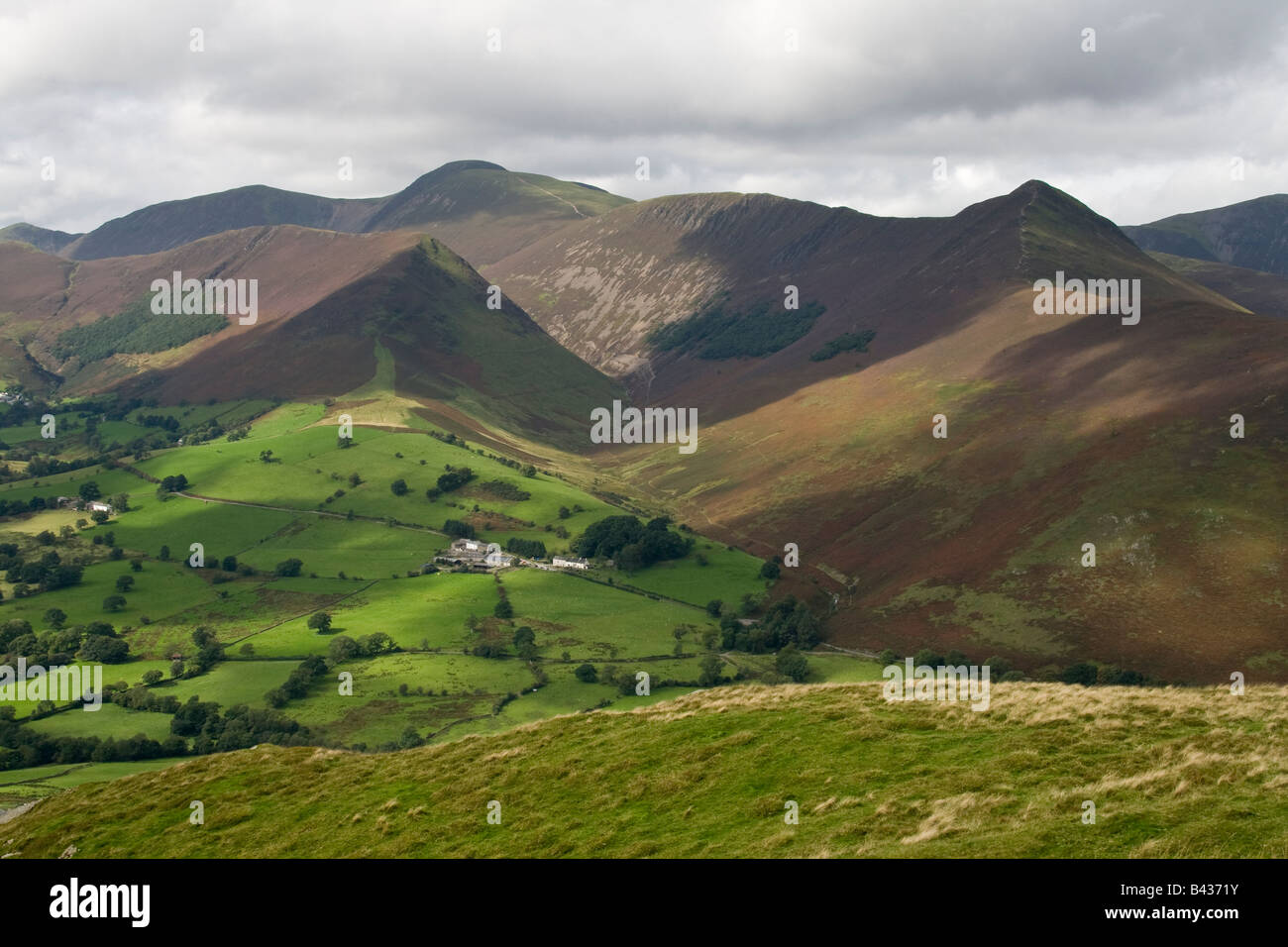 Newlands Valley aus gesehen nahe dem Gipfel des Cat-Glocken, in der Nähe von Keswick, Nationalpark Lake District, Cumbria Stockfoto