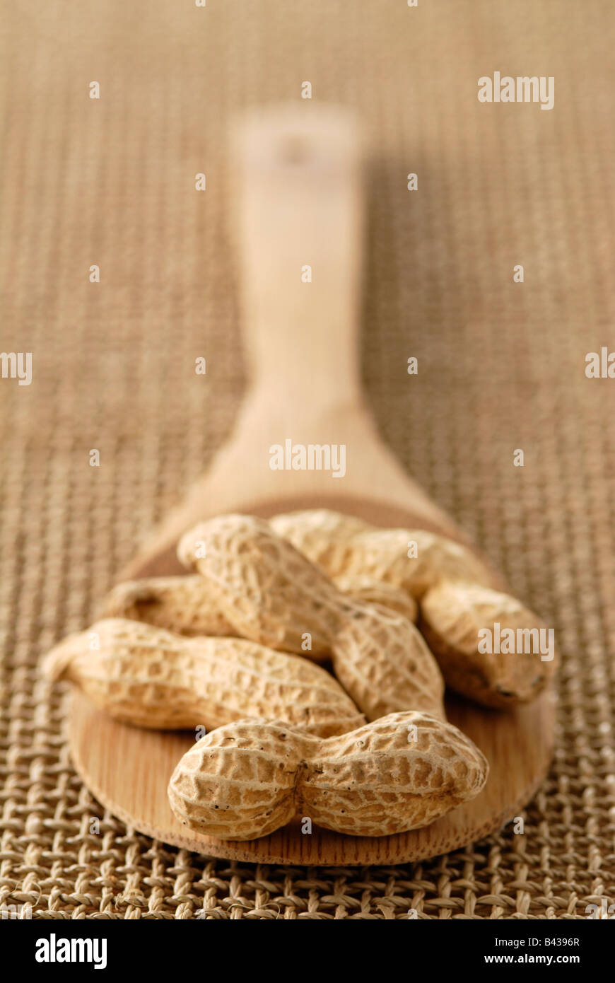 Hölzerne Löffel Erdnüsse Stockfoto