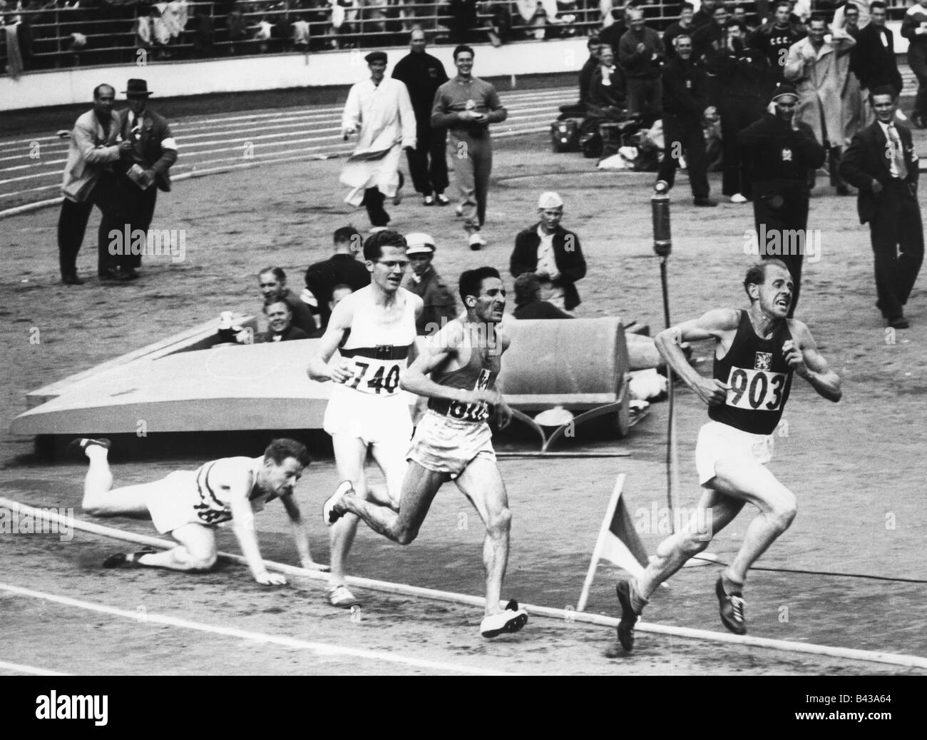 Zatopek, Emill, 16.9.1922 - 22.11.2000, tschechischer Athlet (Marathon), Endspurt, Lauf: 5000 m (Mimoun, Schade, Chataway (Unterstützung)), Olympische Spiele, Helsinki, Schweden, 1952, Stockfoto