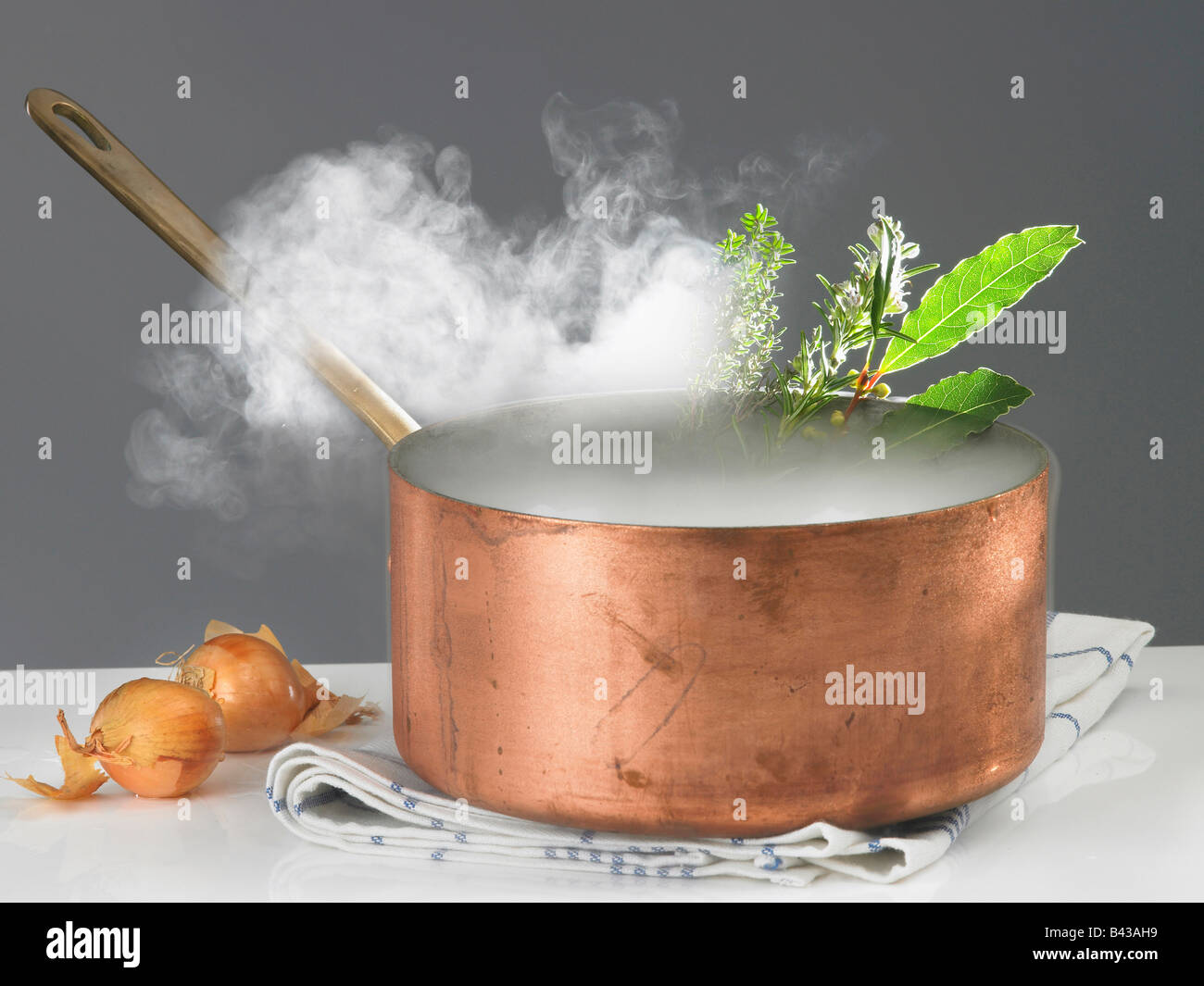 Kupfer Kochtopf mit Dampf Stockfoto