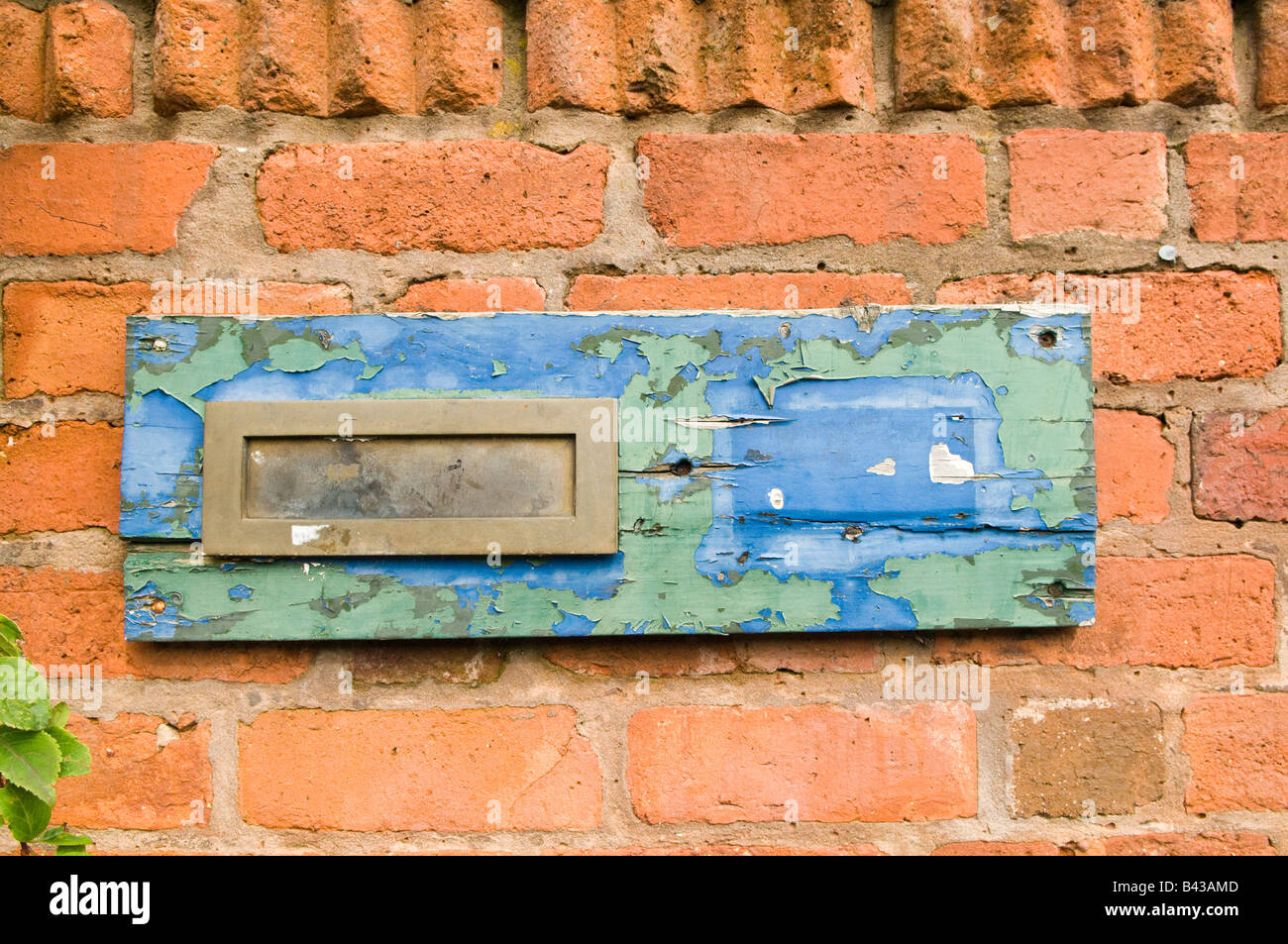 Messing-Briefkasten in roten Backsteinmauer Stockfoto