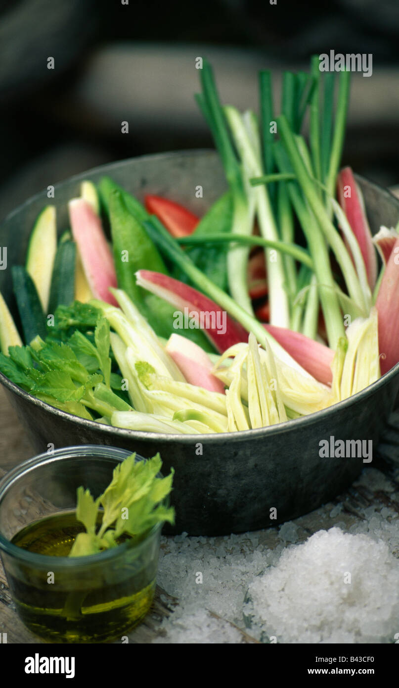 Kochtopf voll von rohem Gemüse Stockfoto