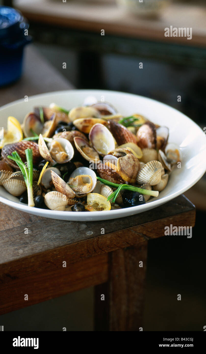 Teller mit Herzmuscheln und Teppich-Shell-Muscheln Stockfoto