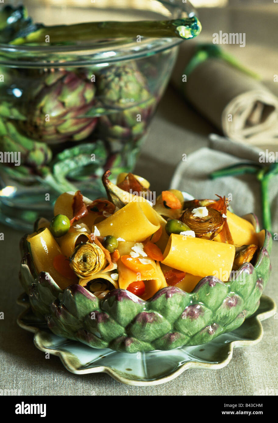 Nudeln mit marinierten Artischocken und Gemüse Stockfoto