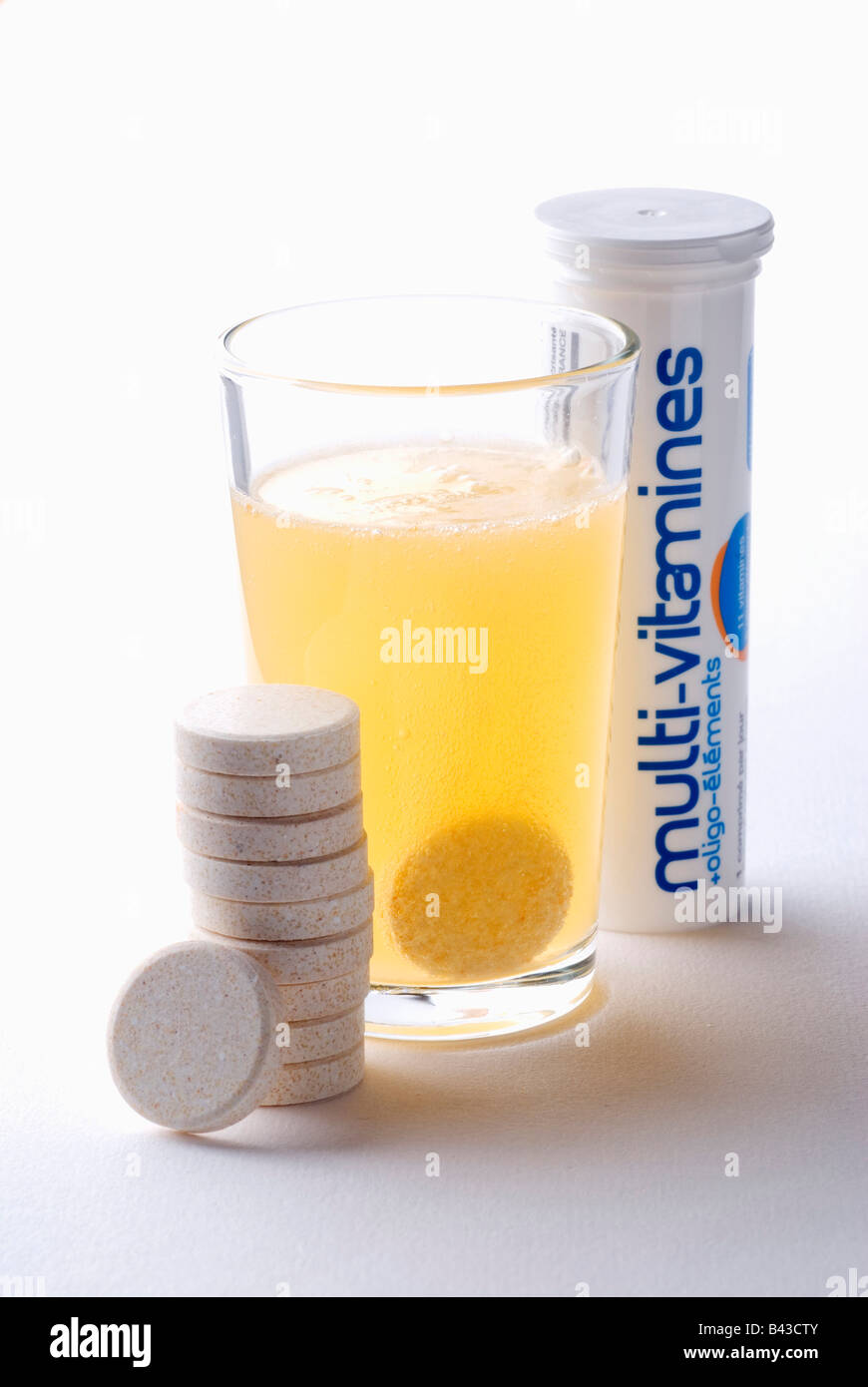 Brausetablette Vitamin c in einem Glas Wasser Stockfoto