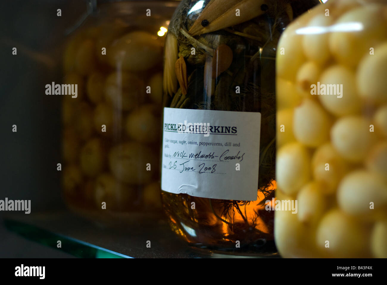 Eingelegte Zwiebeln und Gurken auf dem display Stockfoto