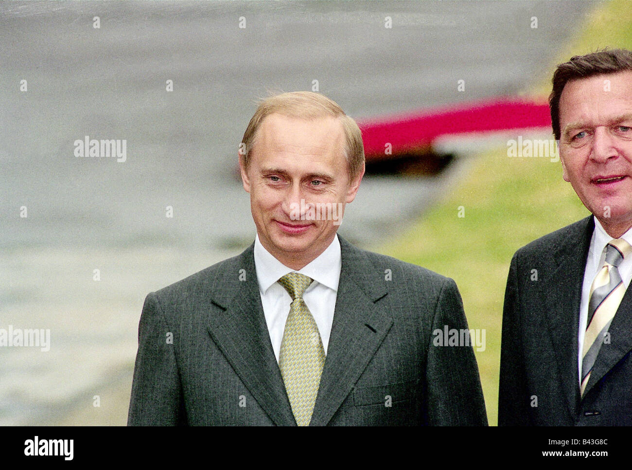 Putin, Vladimir, * 7.10.1952, russischer Politiker, präsident Russlands seit 2000, halbe Länge, mit Kanzler Gerhard Schroeder, in Berlin, 15.6.2000, Stockfoto