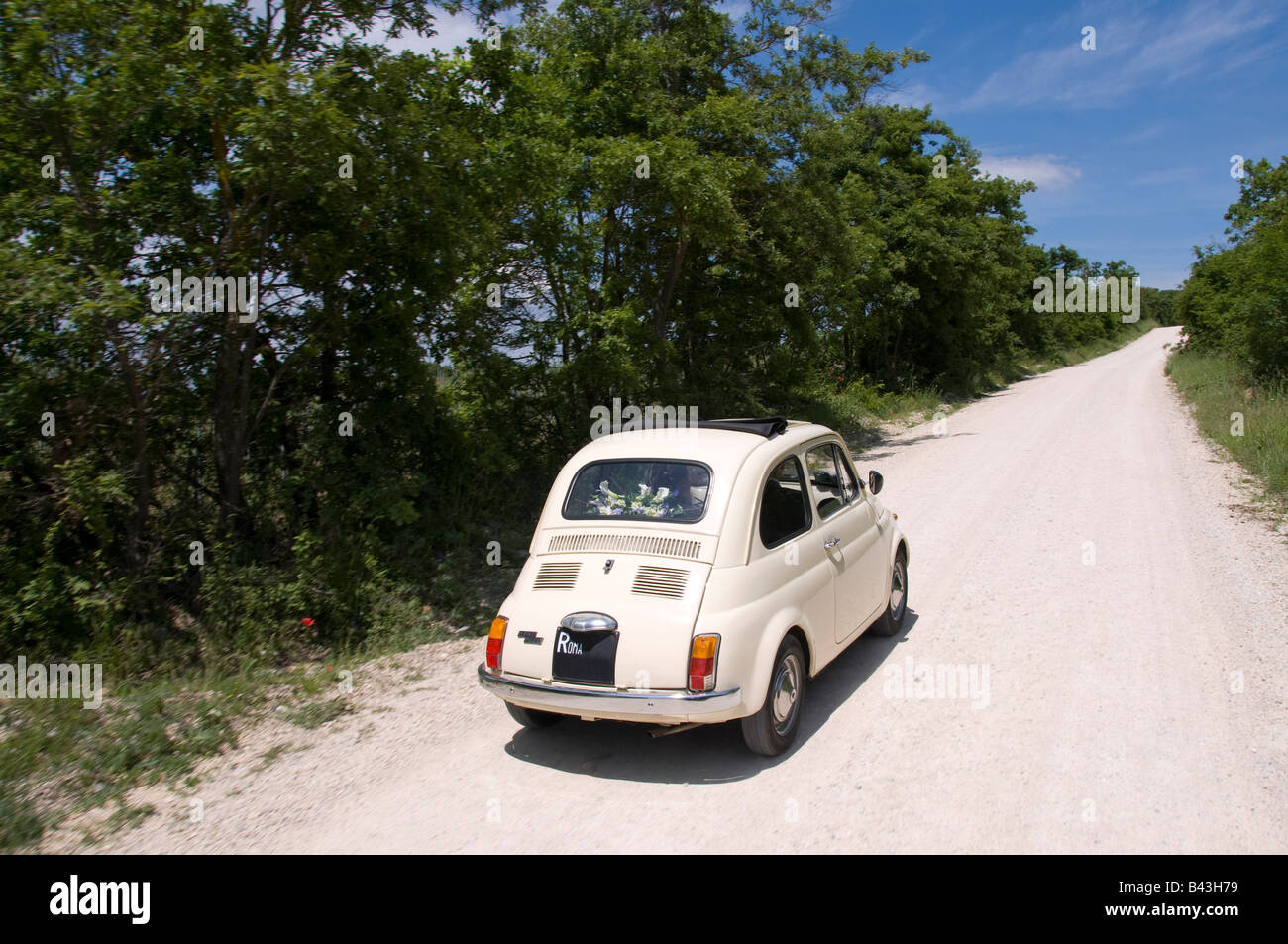 Italienische Fiat 500 Auto Reiten auf Straße Stockfoto