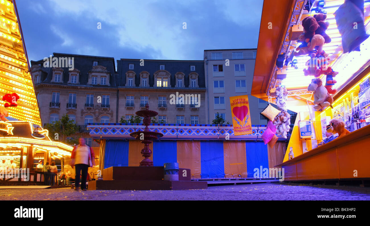 Eine Straße Fahrpreis in Luxemburg in der Abenddämmerung. bunte Stände vor dem Hintergrund der dumpf-farbigen Gebäude. Stockfoto