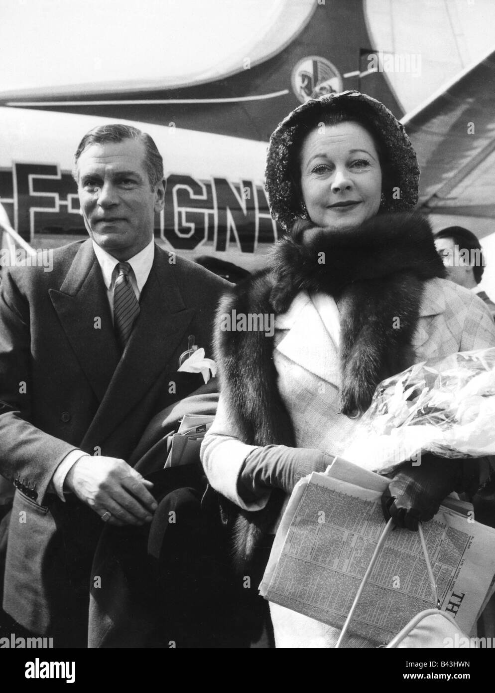 Leigh, Vivien, 5.11.1913 - 7.7.1967, britische Schauspielerin, mit Ehemann Sir Laurence Olivier, (1907-2003), Flughafen, Paris, 1957, Geburtsname Vivian Hartley, Ehefrau, Paar, Zeitung, Stola, Pelz, Frau, Stockfoto