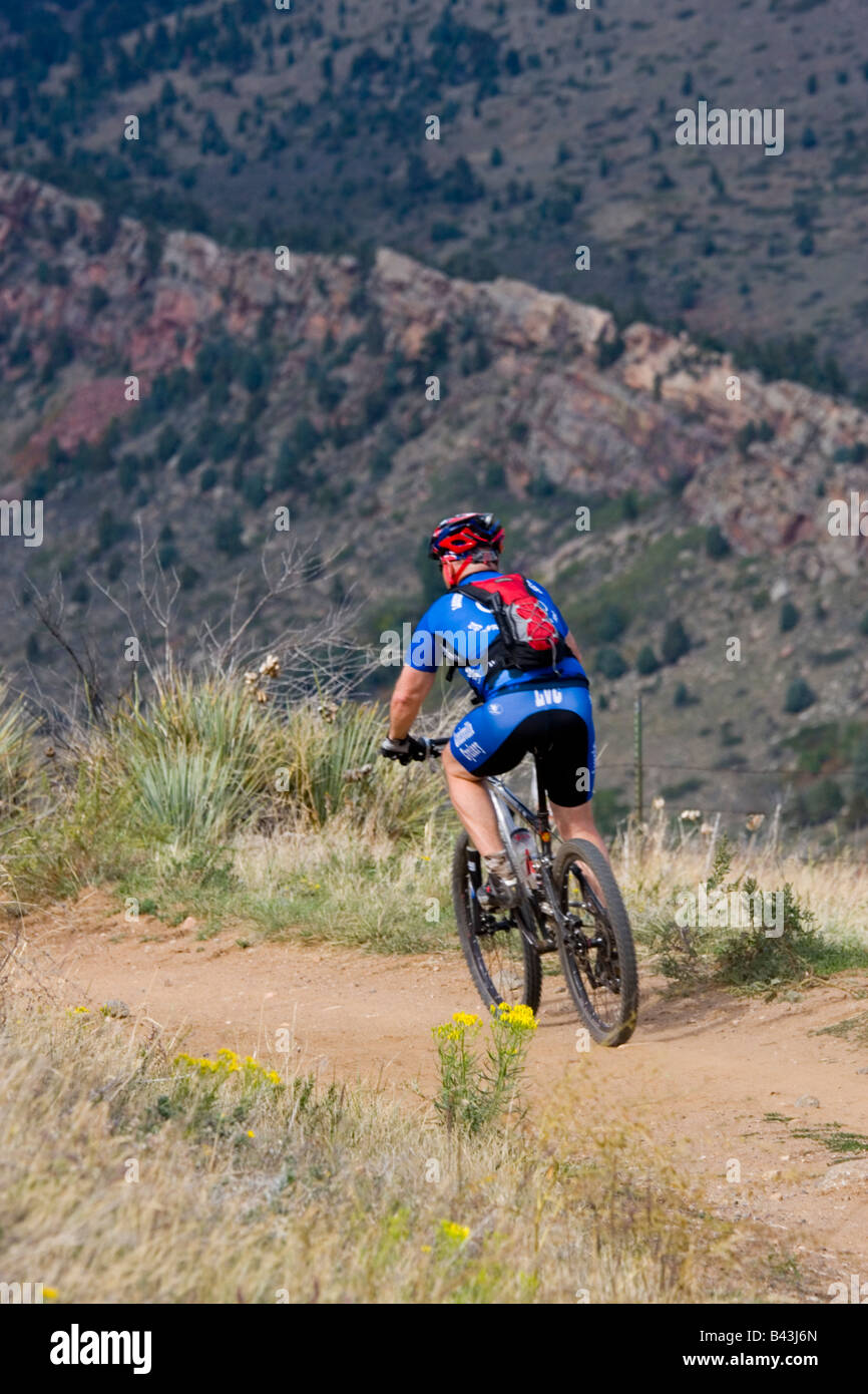 Mountainbiker fahren die robuste Spuren des weißen Ranch Park in der Nähe von Golden Colorado an einem warmen Herbst am frühen Nachmittag Stockfoto
