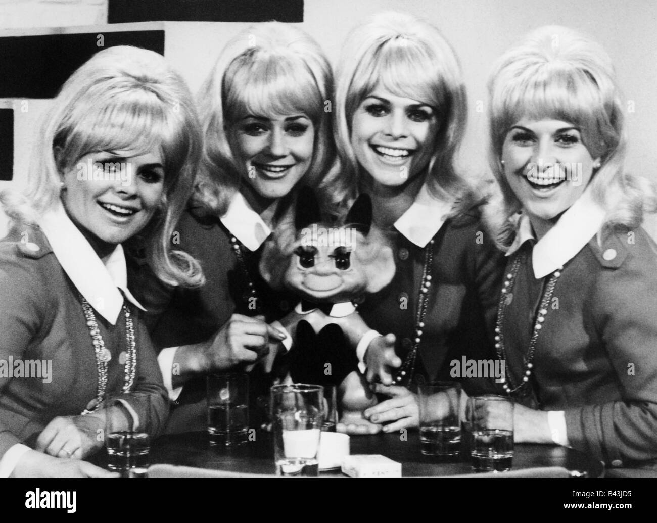 Jacob Sisters, deutsche Musikgruppe, halbe Länge, in der TV-Show "eine Melodie", 23.6.1969, Stockfoto