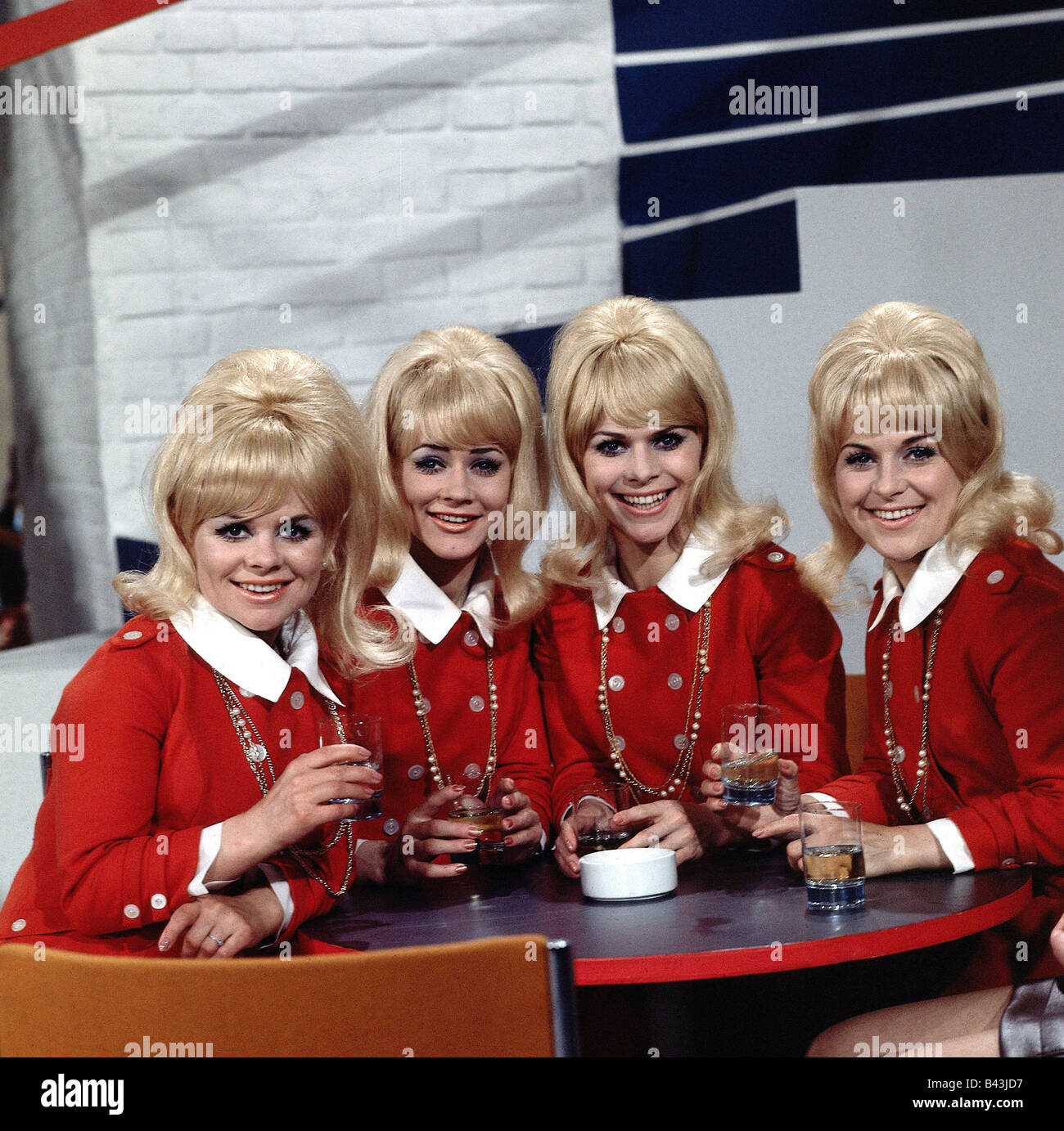Jacob Sisters, deutsche Musikgruppe, halbe Länge, in der TV-Show "eine Melodie", 23.6.1969, Stockfoto