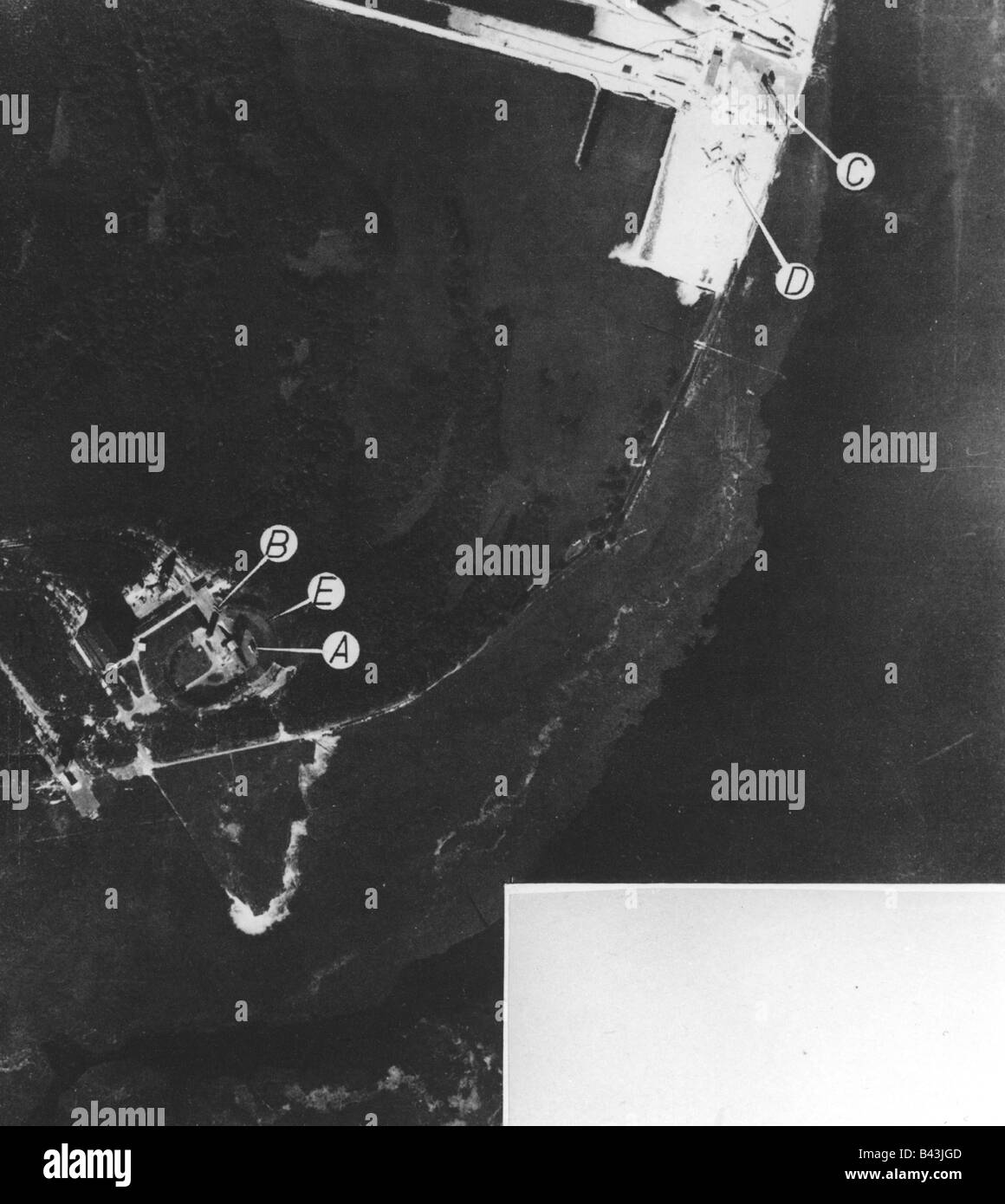 Ereignisse, Zweiter Weltkrieg/Zweiter Weltkrieg, Deutschland, Heeresversuchsanstalt (Heeresforschungszentrum) Peenemünde 1942 - 1945, Raketenteststand V2, Fotoaufklärungsbild der Royal Air Force (RAF), mit Markierungen des britischen Fotoanalysten, 1943, Drittes Reich, Nationalsozialismus, Wehrmacht, Armee, Wunderwaffen, Wunderwaffen, Raketen, V-2, Waffen, 20. Jahrhundert, geheime Waffen Vergeltungsaffe, Vergeltungsaffe, Vergeltungsaktion, Repressalien, Rachegelüsten, Peenemunde, Peenemünde, historische, historische, V 2, Luftaufklärung, Testgelände, Prüfstan, Stockfoto