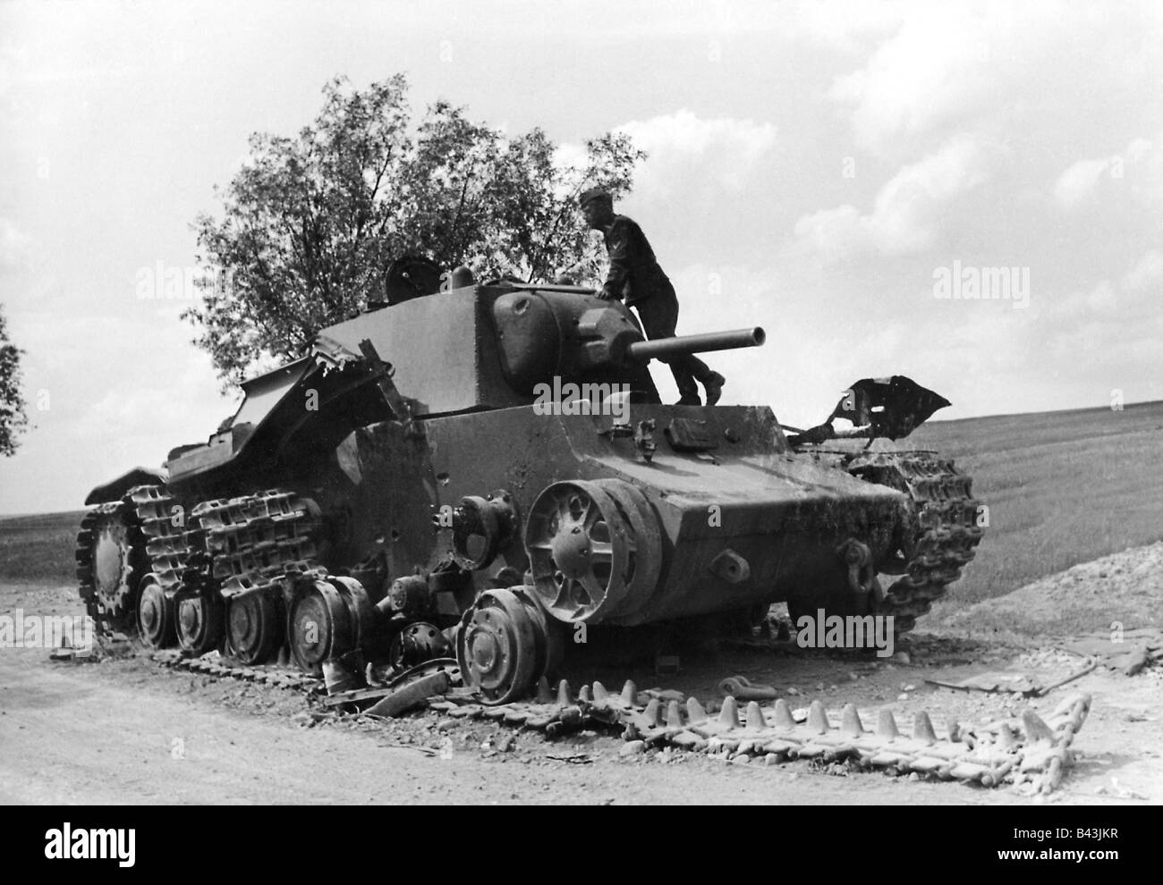 Ereignisse, Zweiter Weltkrieg/zweiter Weltkrieg, Russland 1941, zerstörten sowjetischen Panzer KV-1 nach einem deutschen luftangriff auf die Straße Bialystok - Vaukavysk, Sommer 1941, Stockfoto