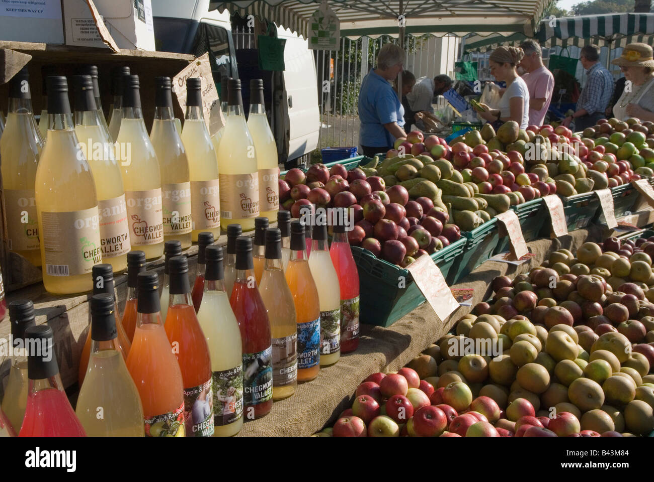 Äpfel und Flaschen und Organcic Apfel und Obst Getränke Blackheath Bauern Markt South East London UK Stockfoto