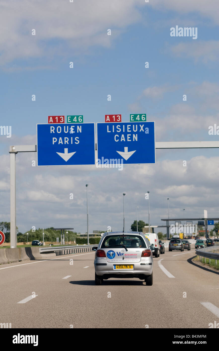 Verkehr fahren auf der Autobahn A13 in Normandie Frankreich Stockfoto