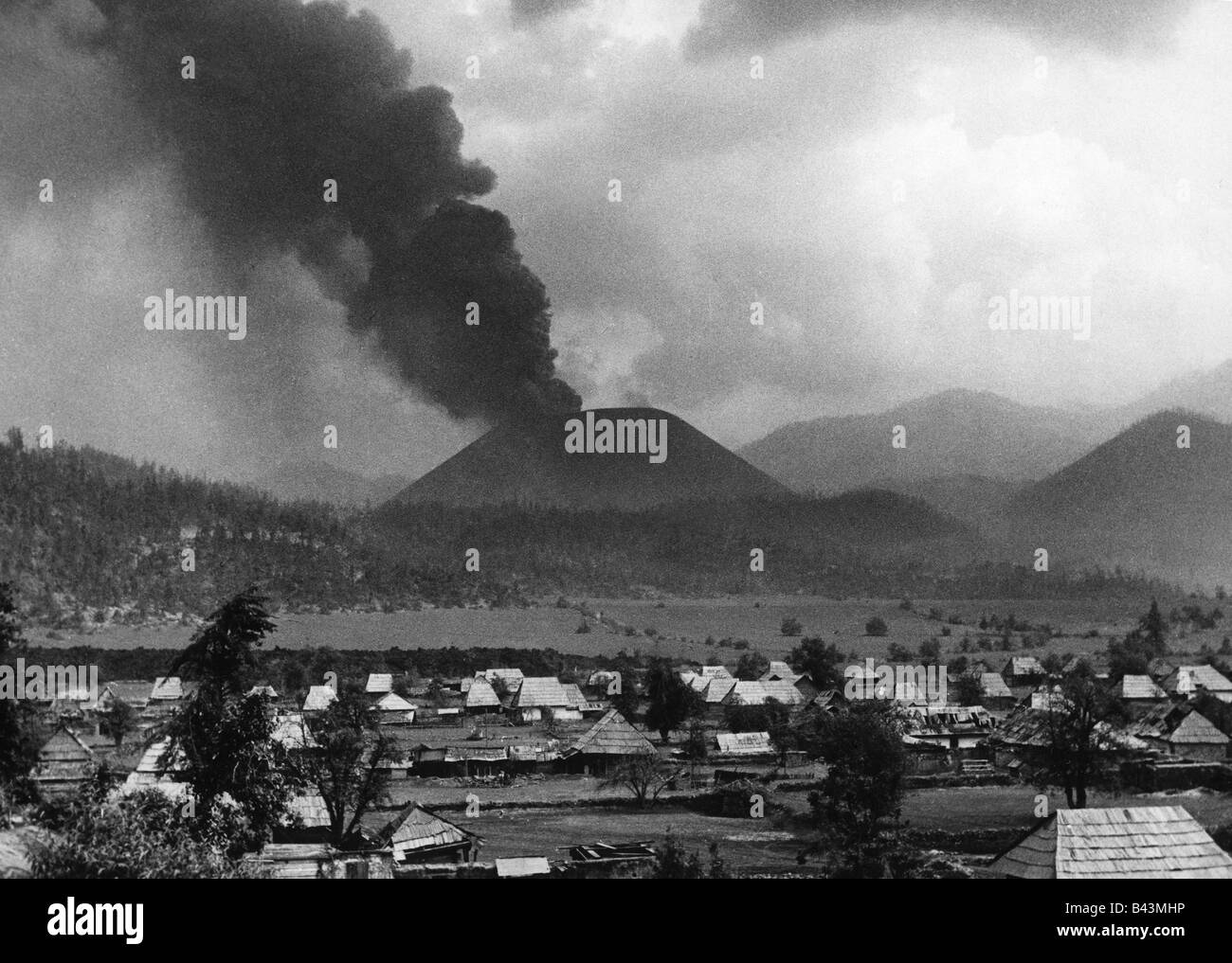 Naturkatastrophen/Katastrophen, Vulkanausfälle, Vulkan Paricutin (22.2.1943), mit Parangaricutiro Village, Mexiko, Mai 1944, Stockfoto